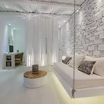 Levantes Ios Boutique Mylopotas