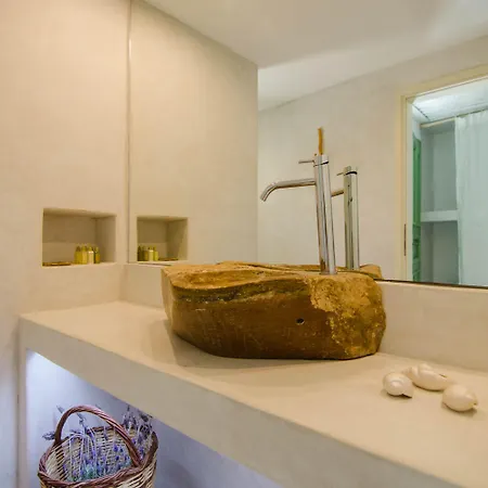 Levantes Ios Boutique Mylopotas